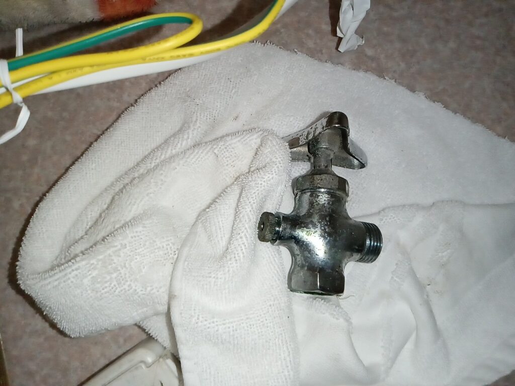 トイレ止水栓　水漏れ