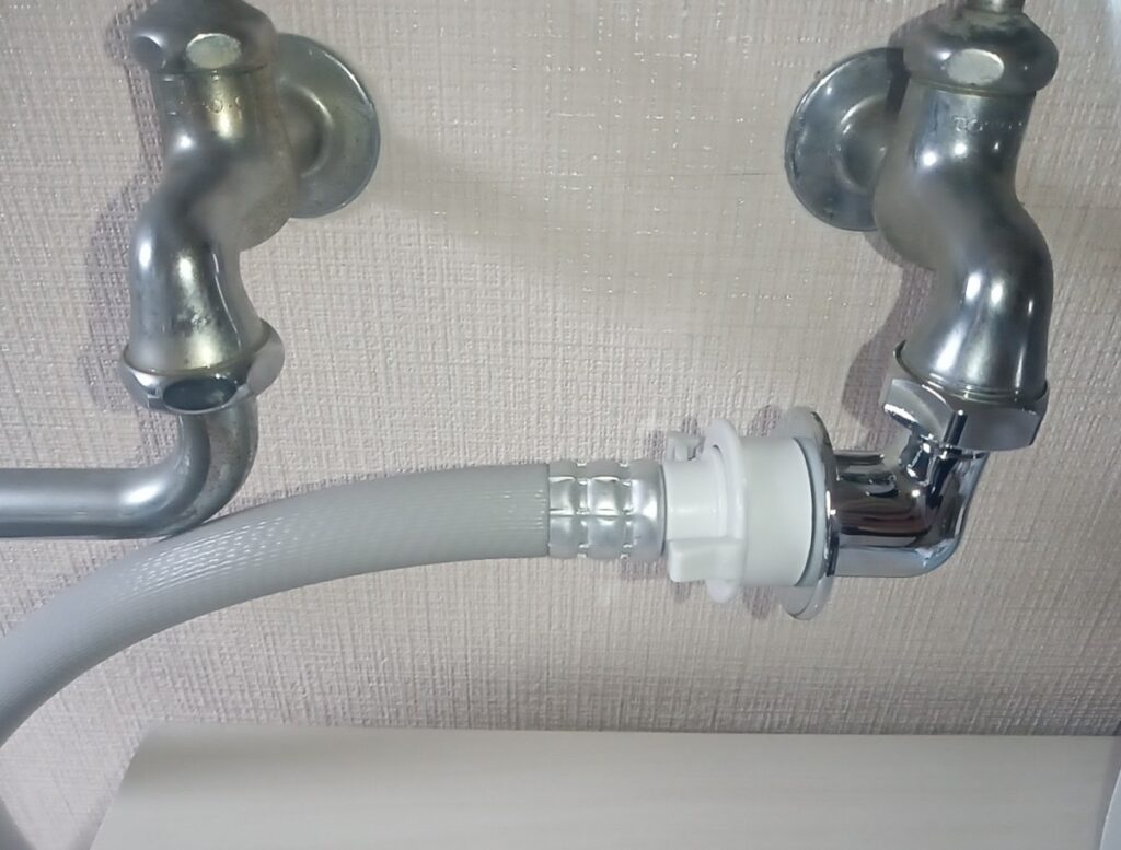 札幌市白石区　洗濯機ホース交換